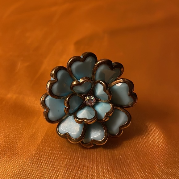 Adjustable turquoise look flower elastic ring w/gold back. Rhinestone in middle - Picture 6 of 9